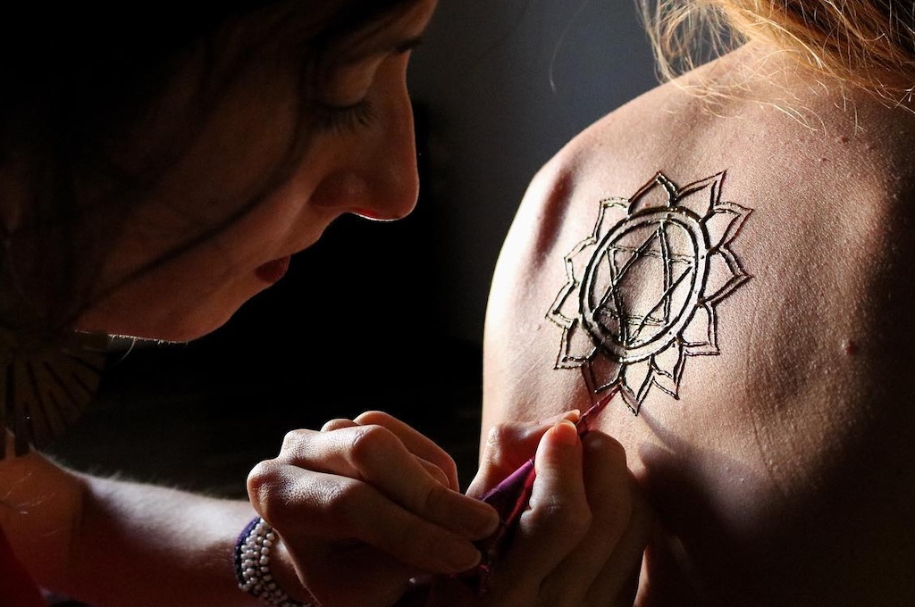 Cerimonia di Tatuaggio Rituale all'henné